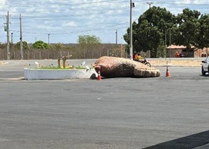 Ventania derruba monumento de galinha gigante às margens da BR-304, no RN