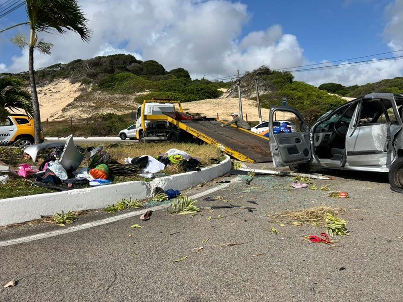 Carro capota e homem fica ferido na Via Costeira