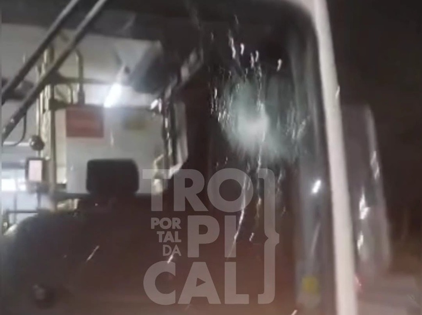 VÍDEO: Ônibus é atingido por pedra na Felizardo Moura e motorista escapa por pouco
