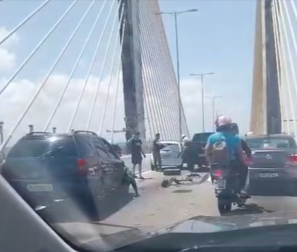 Acidente envolvendo três carros deixa trânsito lento na Ponte Newton Navarro