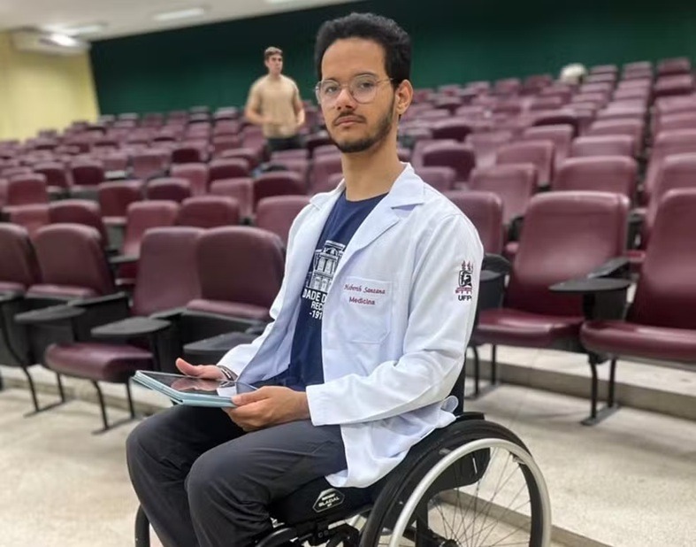 Jovem descobre que passou em medicina após acordar de coma e ficar paraplégico
