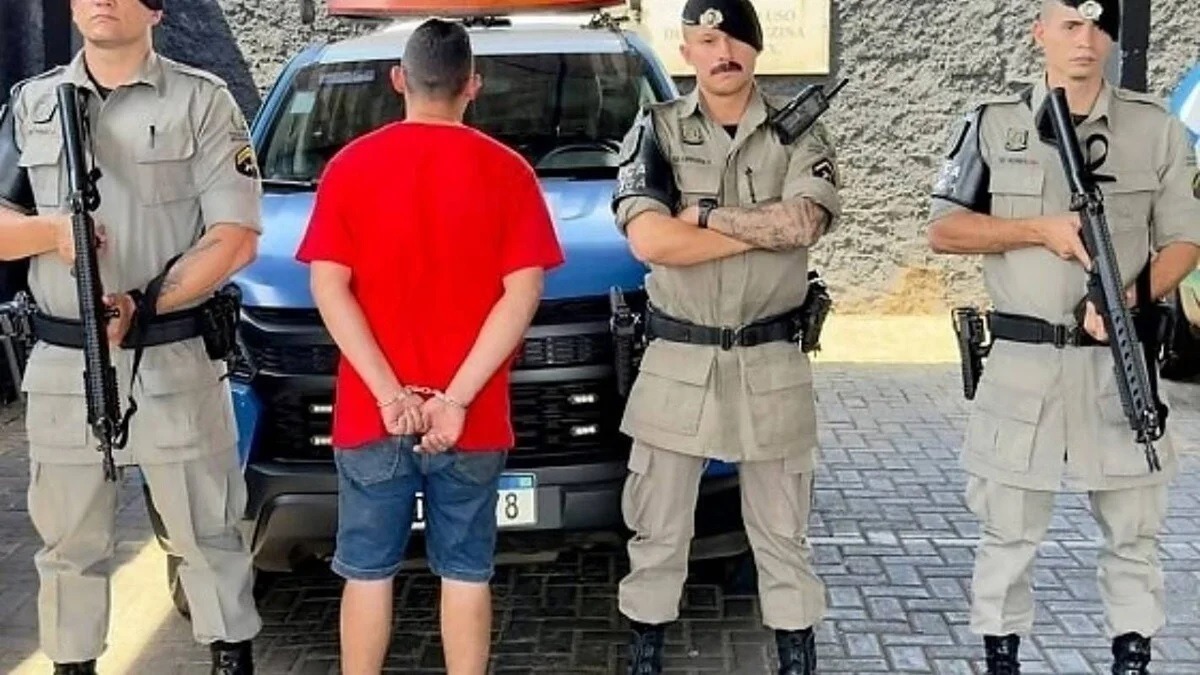 Filho mata o pai a tesouradas após briga