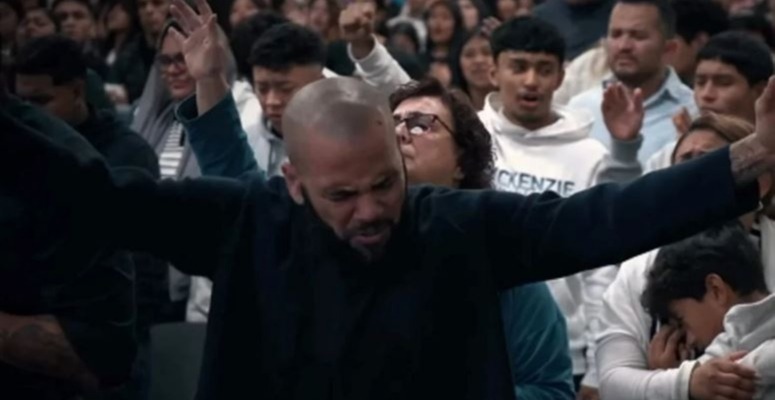 Após deixar prisão, Daniel Alves surge como pregador em igreja