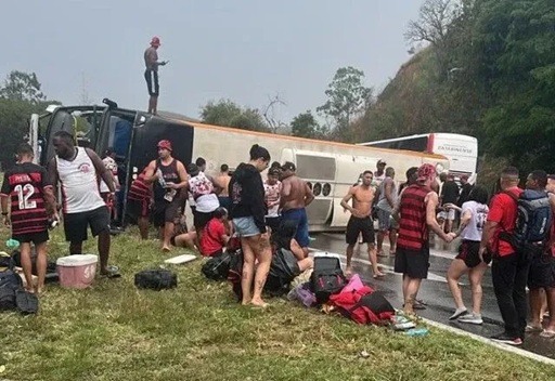 Ônibus com torcedores do Flamengo rumo à Argentina capota e deixa feridos