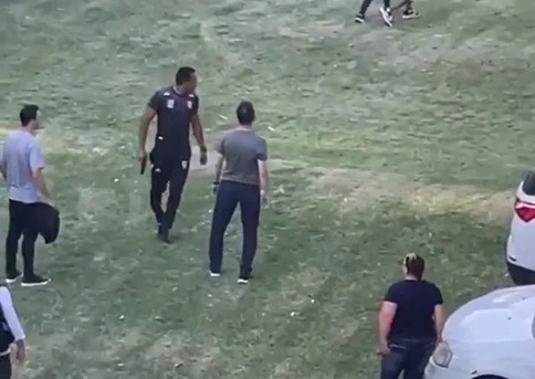Quarto árbitro saca arma durante confusão após jogo de futebol
