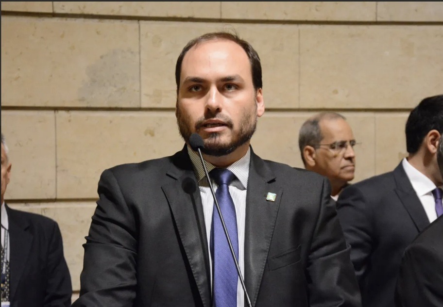 Carlos Bolsonaro anuncia pré-candidatura ao Senado por Santa Catarina