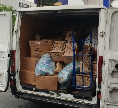 Homem pula de van para fugir de sequestro durante roubo de carga