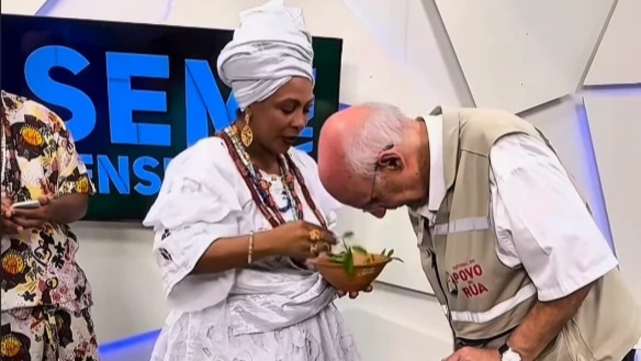 Padre Júlio Lancellotti se benze com mãe de santo e provoca polêmica entre fiéis