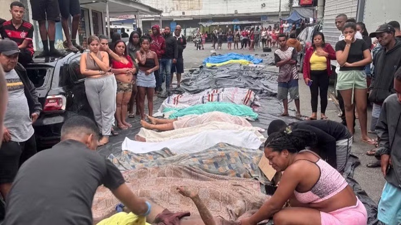 Mais de 50 corpos são levados por moradores a praça, no dia seguinte a operação no Rio