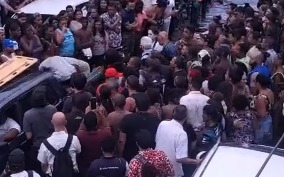 [VÍDEO] Moradores fazem contagem de corpos após operação da PM contra o CV no Rio de Janeiro