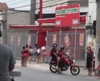 [VÍDEO] Moradores saqueiam mercado em meio a mortos e tiroteios no Rio