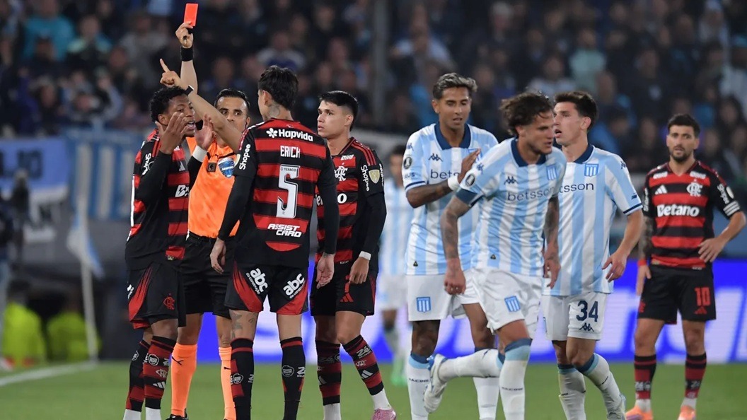 Flamengo supera expulsão, segura Racing e está na final da Libertadores; veja lances da partida