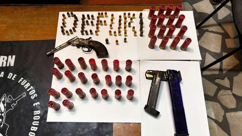 Casa abandonada servia como depósito de armas e munições na região Oeste