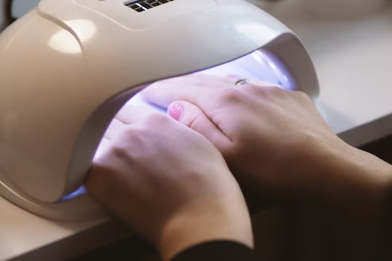 Unhas e esmalte em gel: Anvisa proíbe substâncias por risco de câncer