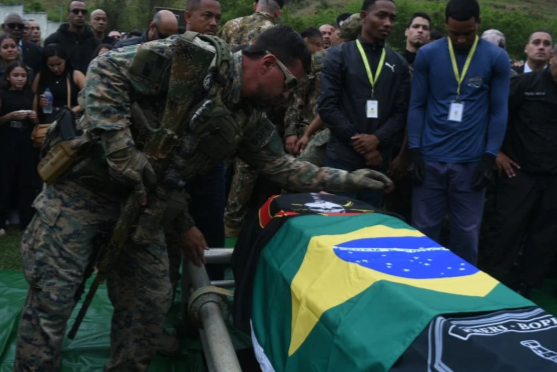 Tiros e chuva de pétalas: PMs mortos em operação no Rio são enterrados