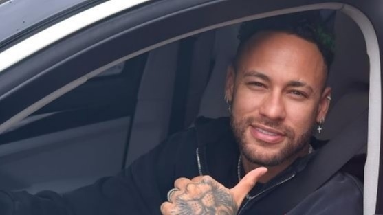 Neymar surpreende funcionárias de loja em Santos: "Depois venho buscar meus doces"