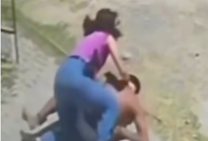 [VÍDEO] Policial mulher sozinha segura bandido que tentou fugir de UPA