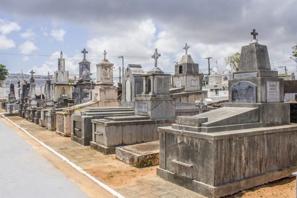 Cemitérios públicos de Natal funcionam até 17h deste domingo; confira programação religiosa