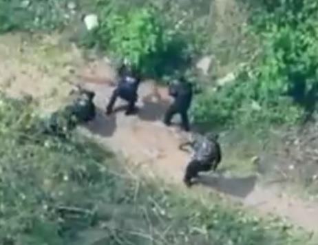 [VÍDEO] Imagens de drone mostram policiais do BOPE sendo atacados por traficantes do Comando Vermelho
