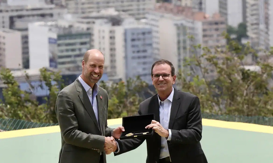 Príncipe William visita Pão de Açúcar e recebe chave da cidade do Rio