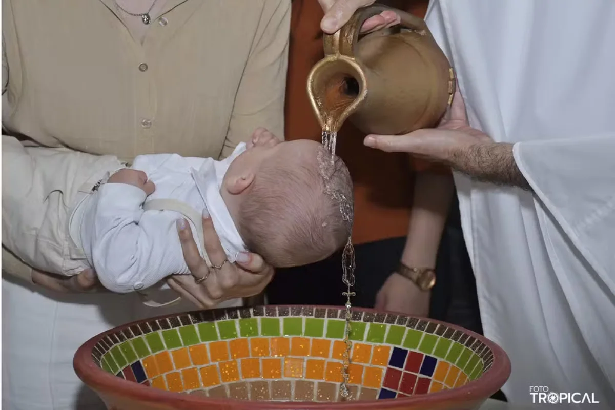 Imagem de terço se forma na água durante batismo de bebê