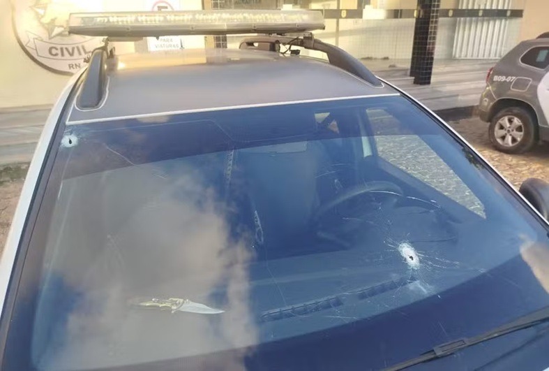 Viatura da PM é atingida durante tiroteio entre policiais e criminosos na Zona Leste de Natal