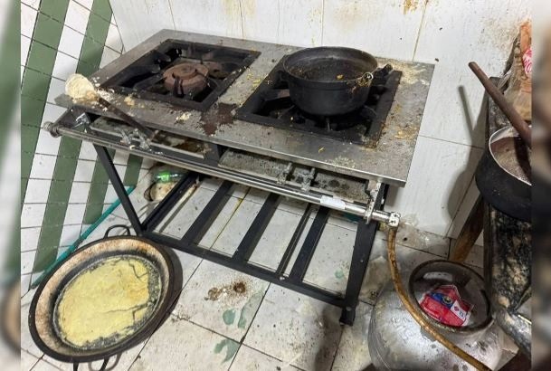 [VÍDEO] Com baratas congeladas no freezer, fábrica de salgados é fechada