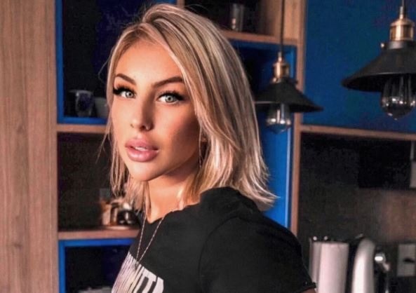 Influencer compra distintivos e é investigada por fingir ser policial