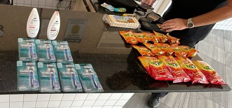 Barbeador, café, sabonete, queijo e sandália: suspeito furta supermercado, mas acaba preso em Natal
