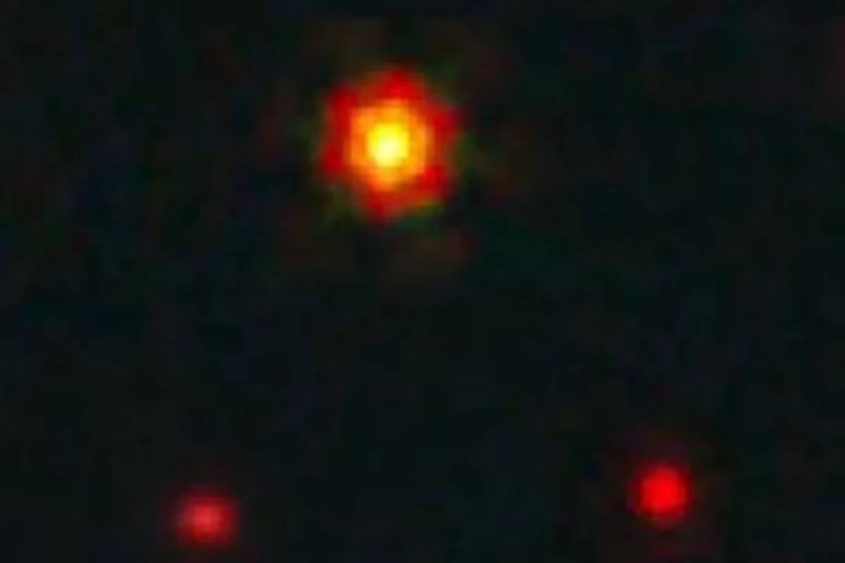 Cientistas descobrem que ponto vermelho no espaço é um buraco negro