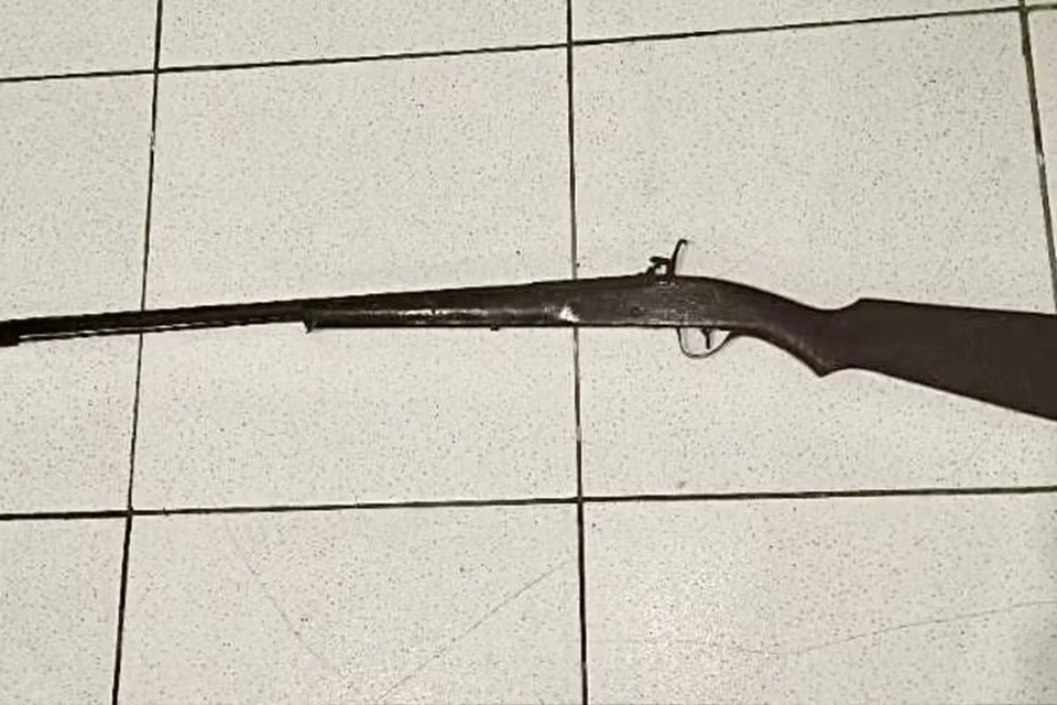 Pai é preso por ameaçar filha com espingarda por causa de R$ 30