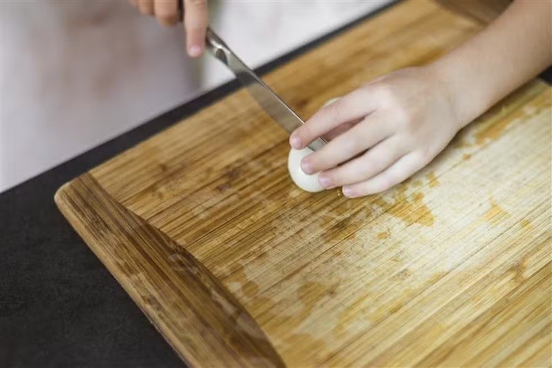 Sua tábua de cozinha pode estar cheia de bactérias: veja como limpar corretamente