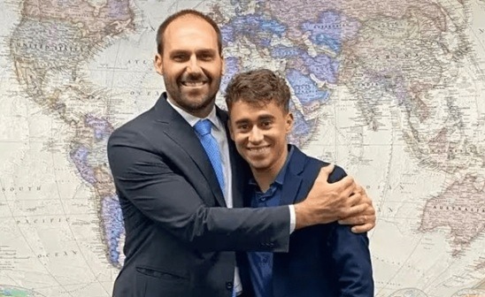 Eduardo divulga post acusando Nikolas de querer se livrar de Bolsonaro
