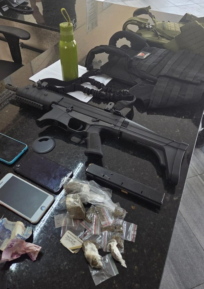 Polícia Militar apreende fuzil, coletes e drogas em Mãe Luíza