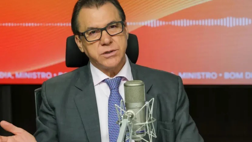 Fim da escala 6×1 é prioridade, diz ministro do Trabalho