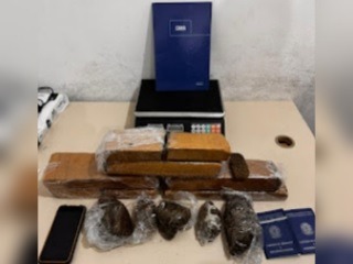 PM apreende drogas, caderno do tráfico e documentos falsos na Grande Natal