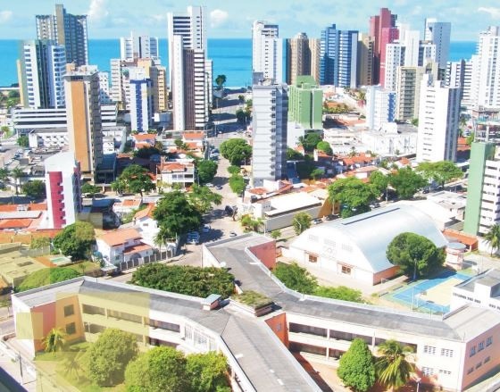 Moradores e comerciantes reclamam de falta de energia elétrica no bairro de Petrópolis na manhã deste domingo (9)