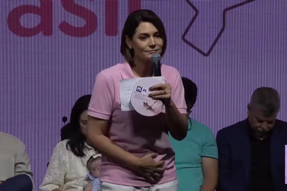 Em evento, Michelle defende “submissão saudável da esposa ao marido”