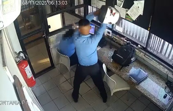 VÍDEO: Mulher é agredida com golpes de capacete por colega de trabalho