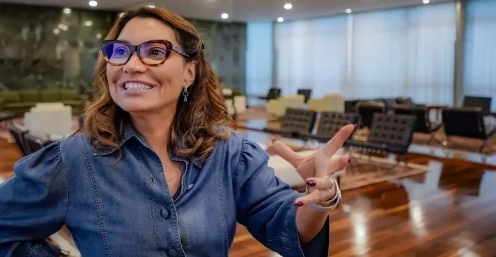 Janja provoca a imprensa: ‘Já compraram coxinha?’