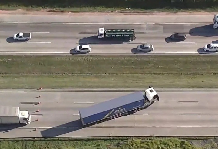 Carreta bloqueia rodovia em SP; motorista diz ter sido sequestrado e que veículo tem explosivos