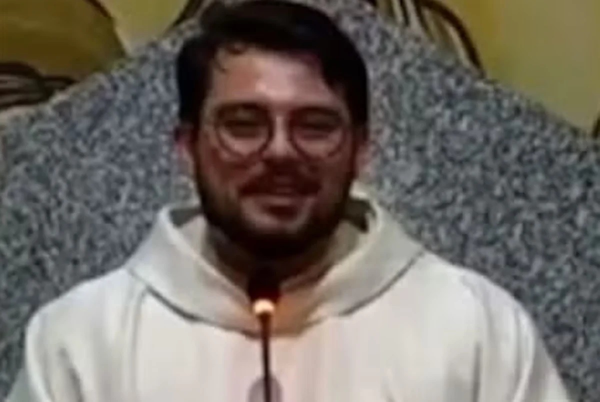 “Funcionária do capeta”: padre critica fiel por expor leilão de cueca