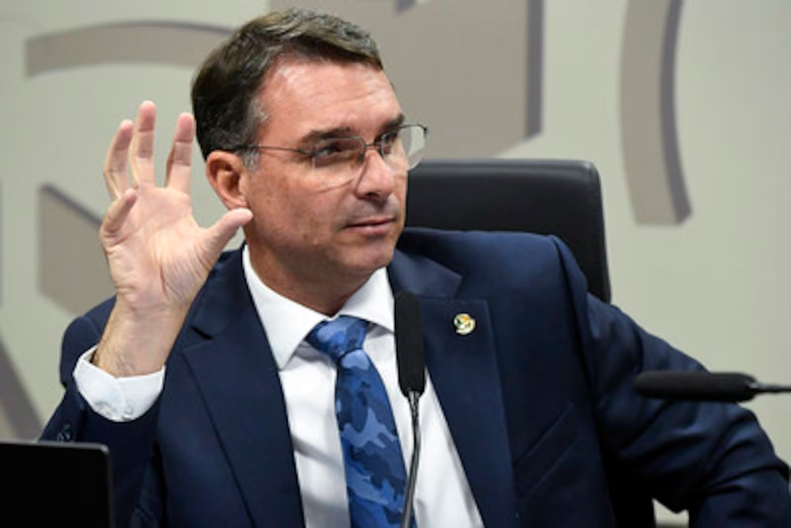 [VIDEO] Flávio Bolsonaro para Paulo Gonet: "Membros do MPF têm vergonha do senhor"