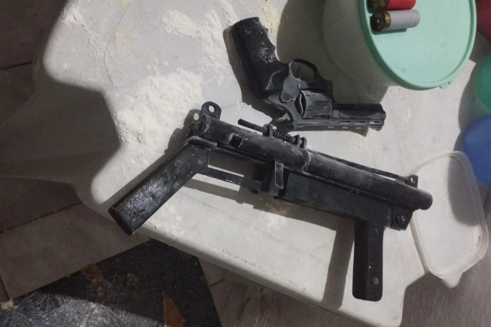 Polícia encontra armas escondidas em geladeira durante operação na Grande Natal