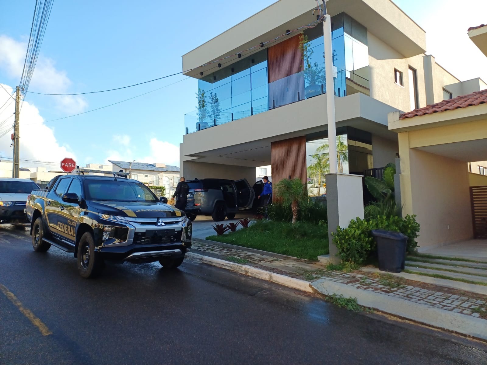 [VÍDEO] Confira imagens da operação que cumpriu mandados também na mansão de Gabriel Negreiros, no RN
