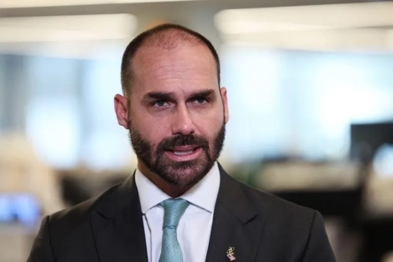 STF: Moraes vota para tornar Eduardo Bolsonaro réu por crime de coação