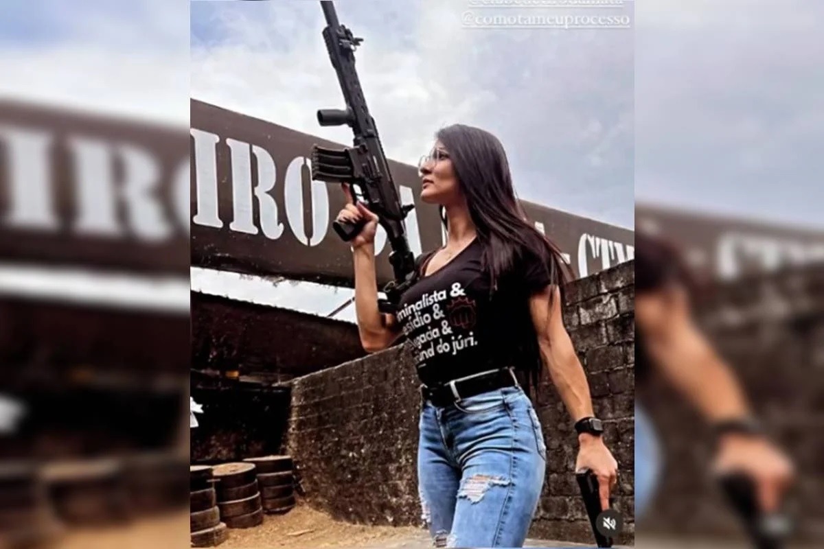 “Advogata” chora ao ser presa com drogas e armas dentro de carro