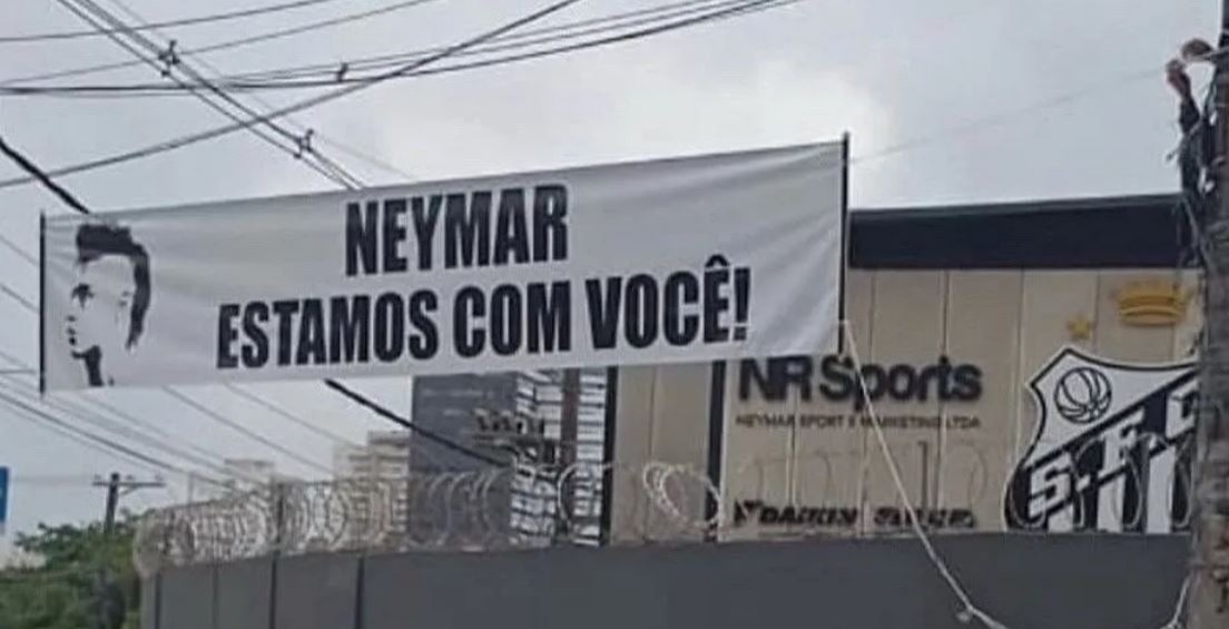 Após cobrança, faixa em apoio a Neymar é estendida em frente a CT do Santos