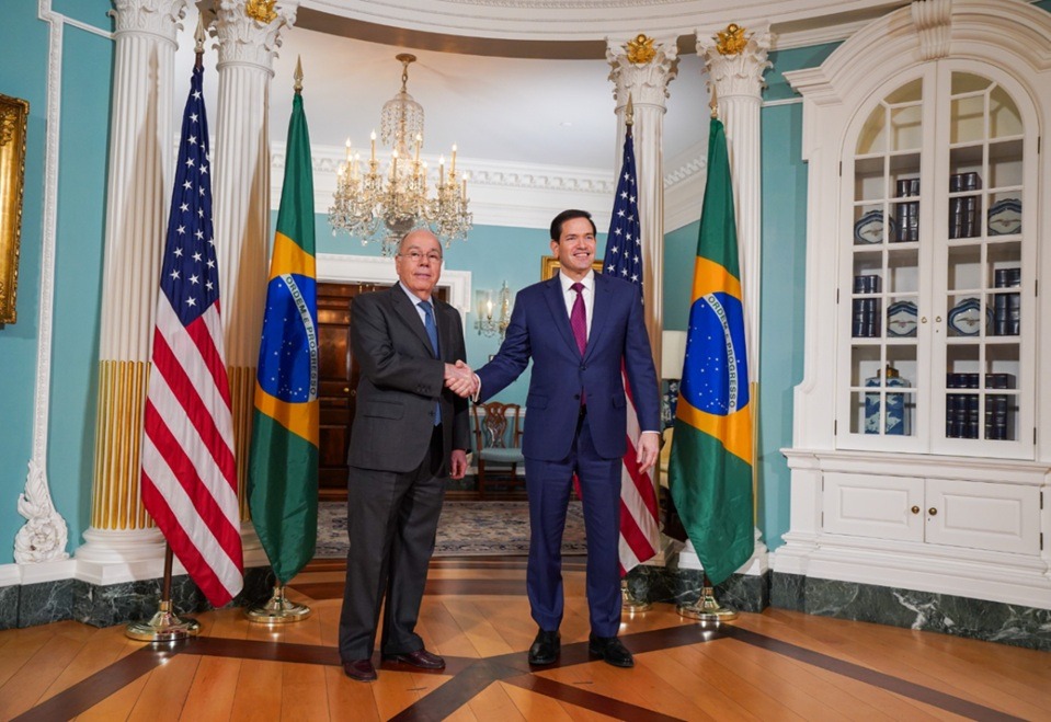 Trump reduz tarifas sobre café, carne e frutas, produtos exportados pelo Brasil