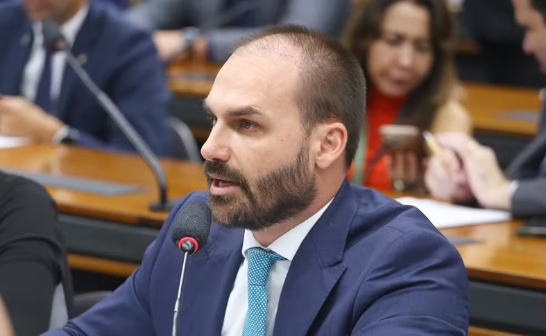 STF torna Eduardo Bolsonaro réu por coação no julgamento do golpe